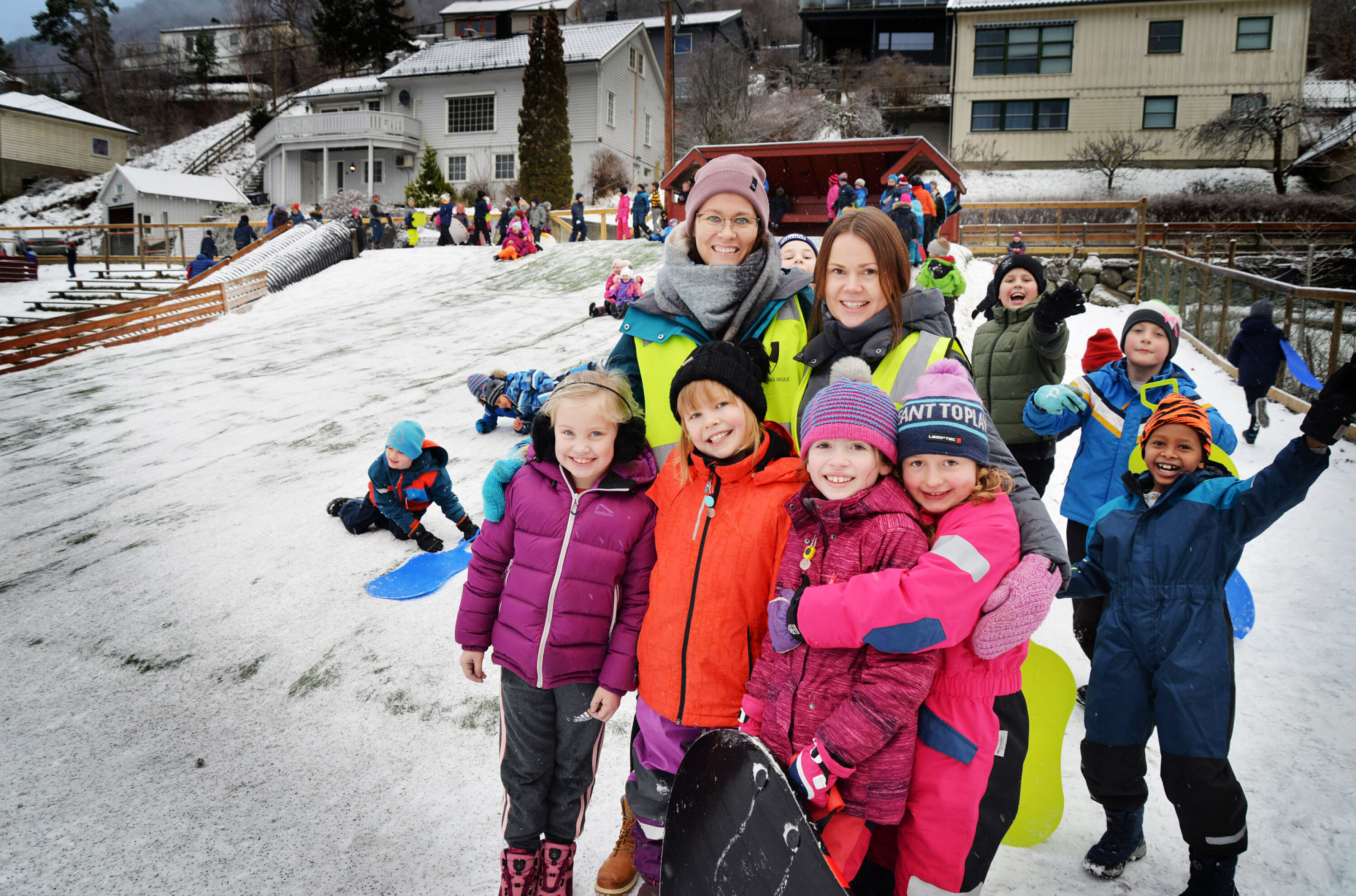 Hilde Nina Osen og Siri Nummedal er ute og aker sammen med elevene i friminuttet ved Trudvang skole. Foto: Oddrun Midtbø Hilde Nina Osen og Siri Nummedal er ute og aker sammen med elevene i friminuttet ved Trudvang skole. Foto: Oddrun Midtbø