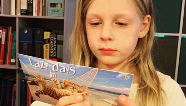 Tale Torgersbråten (7), som skal opp i 2.klasse på Stabekk skole fikk eget postkort av lærer Vibeke Lyngaas i sommer. - Snakk om å gi det lille ekstra og ikke minst bidra til å få dem som gruer seg litt til å begynne på skolen igjen til å føle seg sett og veldig velkommen tilbake, skrev mamma Anbjørg Bakken på facebook. Foto: Privat Tale Torgersbråten (7), som skal opp i 2.klasse på Stabekk skole fikk eget postkort av lærer Vibeke Lyngaas i sommer. - Snakk om å gi det lille ekstra og ikke minst bidra til å få dem som gruer seg litt til å begynne på skolen igjen til å føle seg sett og veldig velkommen tilbake, skrev mamma Anbjørg Bakken på facebook. Foto: Privat