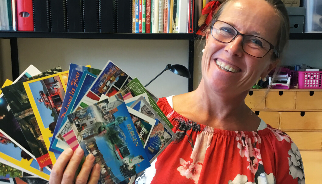 Vibeke Lyngaas hentet frem en idé fra da hun selv gikk på lærerutdanningen i sommer. Hun sendte postkort til alle elevene, og de svarte med hilsener til hele klassen. Foto: Privat Vibeke Lyngaas hentet frem en idé fra da hun selv gikk på lærerutdanningen i sommer. Hun sendte postkort til alle elevene, og de svarte med hilsener til hele klassen. Foto: Privat
