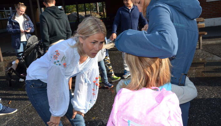 Allerede før de er ropt opp er lærerne ute og hilser på elever som skal bli ropt opp. Her beroliger Nina Storgjerde en som holder godt tak i mammaen sin. Foto: Kari Oliv Vedvik Allerede før de er ropt opp er lærerne ute og hilser på elever som skal bli ropt opp. Her beroliger Nina Storgjerde en som holder godt tak i mammaen sin. Foto: Kari Oliv Vedvik