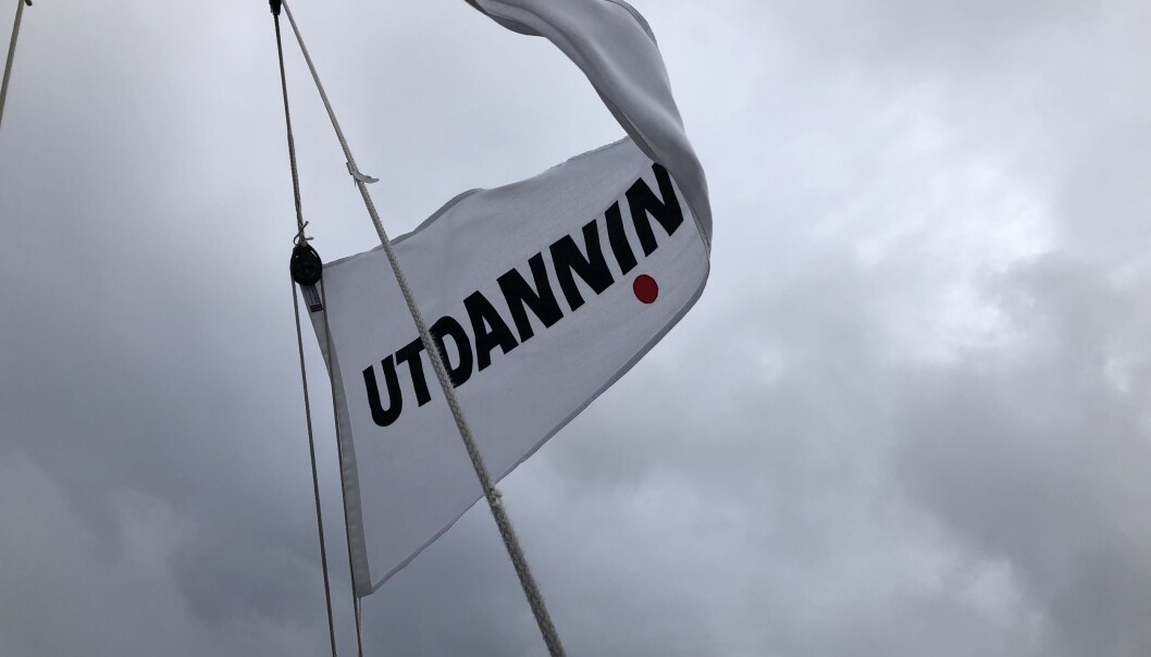 Se etter vimpelen vår når vi seiler fra Arendal til Oslo. Foto: Kari Oliv Vedvik Se etter vimpelen vår når vi seiler fra Arendal til Oslo. Foto: Kari Oliv Vedvik