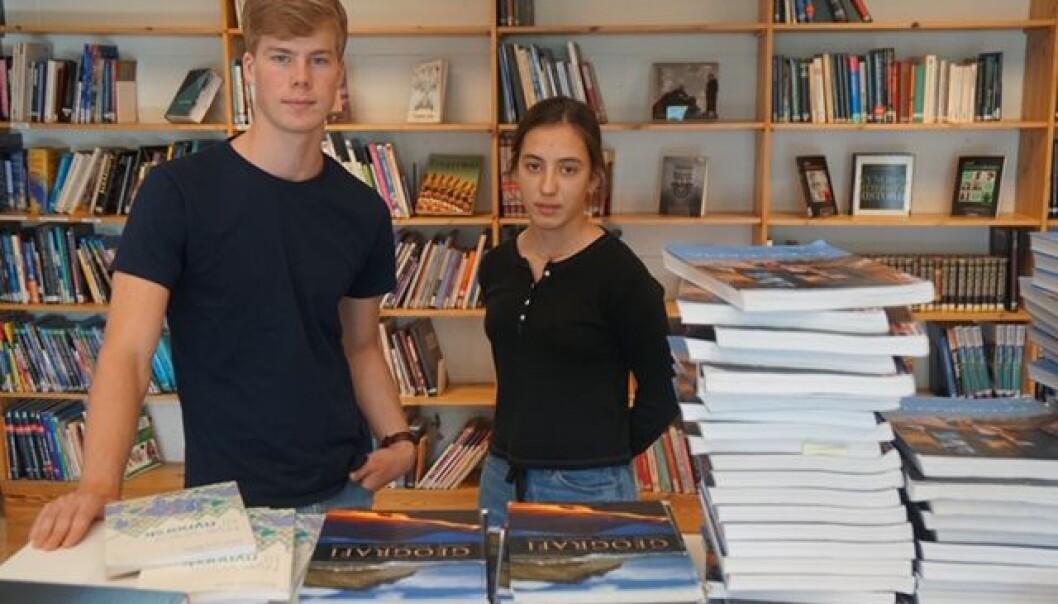 Trygve Berger Ausland og Sanjat Vangaeva er lei av flere bussbytter og lang vei til skolen i Risør. Foto: Marianne Ruud Trygve Berger Ausland og Sanjat Vangaeva er lei av flere bussbytter og lang vei til skolen i Risør. Foto: Marianne Ruud
