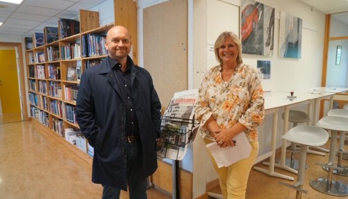 Rektor Eirik Kaasa Eliassen og Kristin Siewers ønsket velkommen til nytt skoleår på Risør videregående skole. Foto: Marianne Ruud Rektor Eirik Kaasa Eliassen og Kristin Siewers ønsket velkommen til nytt skoleår på Risør videregående skole. Foto: Marianne Ruud