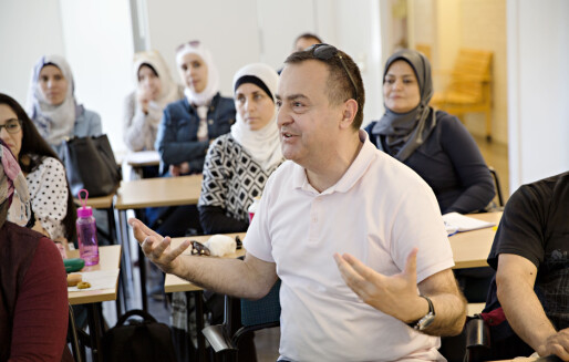 Emad kom som flyktning fra Syria til Sverige. Nå håper han på jobb som lærer i svensk skole.