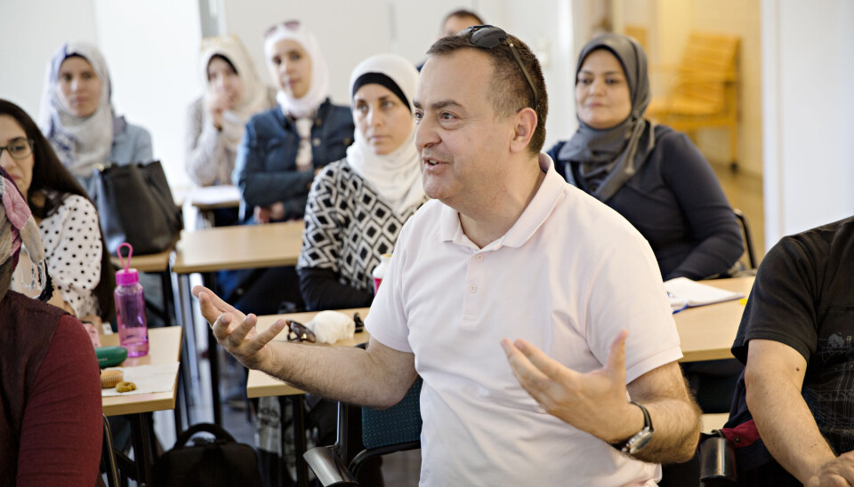 Emad Halabi fra Syria blir engasjert når han snakker om forskjellene på den svenske og syriske skolen. Foto: Kristian Ridder-Nielsen