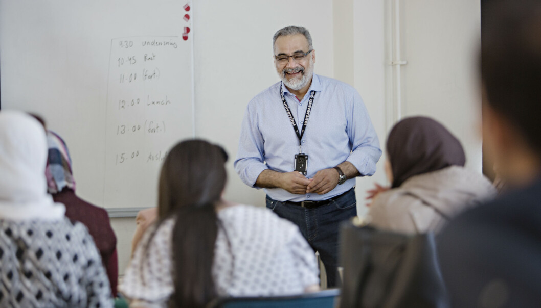 Adjunkt ved Malmö universitet, Dean Cadhamn, kom til Sverige for 20 år siden. Han er glad for at det er blitt mye enklere å komme i kontakt med et fagmiljø som flyktning i dag. Foto: Kristian Ridder-Nielsen Adjunkt ved Malmö universitet, Dean Cadhamn, kom til Sverige for 20 år siden. Han er glad for at det er blitt mye enklere å komme i kontakt med et fagmiljø som flyktning i dag. Foto: Kristian Ridder-Nielsen