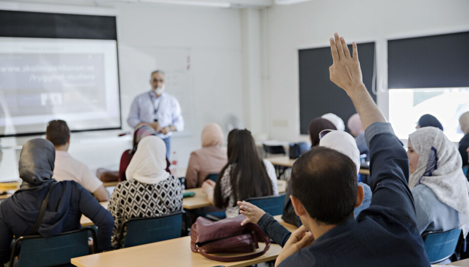 Undervisningen foregår som dialog mellom lærer Dean Cadhamn og elevene. Diskusjonen foregår mest på arabisk, da mange av elevene nettopp er kommet til Sverige. Foto: Kristian Ridder-Nielsen