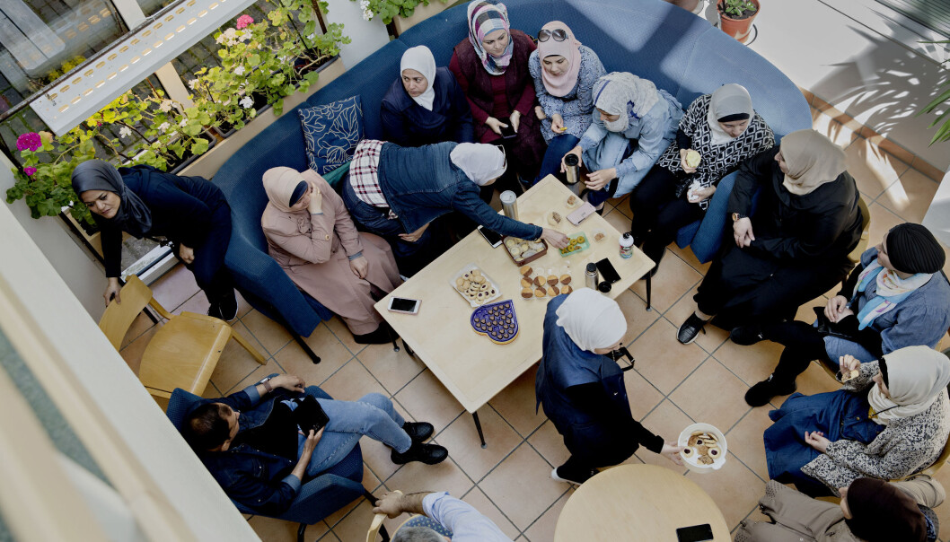 I lunsjpausen har mange av kvinnene tatt med seg kaker og annet godt for å feire at ramadan er over. Foto: Kristian Ridder-Nielsen I lunsjpausen har mange av kvinnene tatt med seg kaker og annet godt for å feire at ramadan er over. Foto: Kristian Ridder-Nielsen