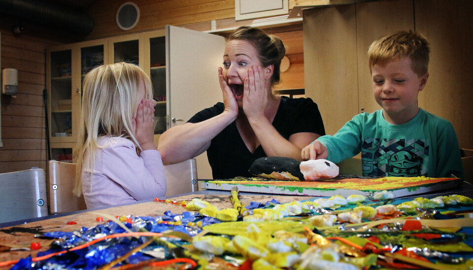 Linda Orskaug tar en Skrik til glede for Malin og Aksel.