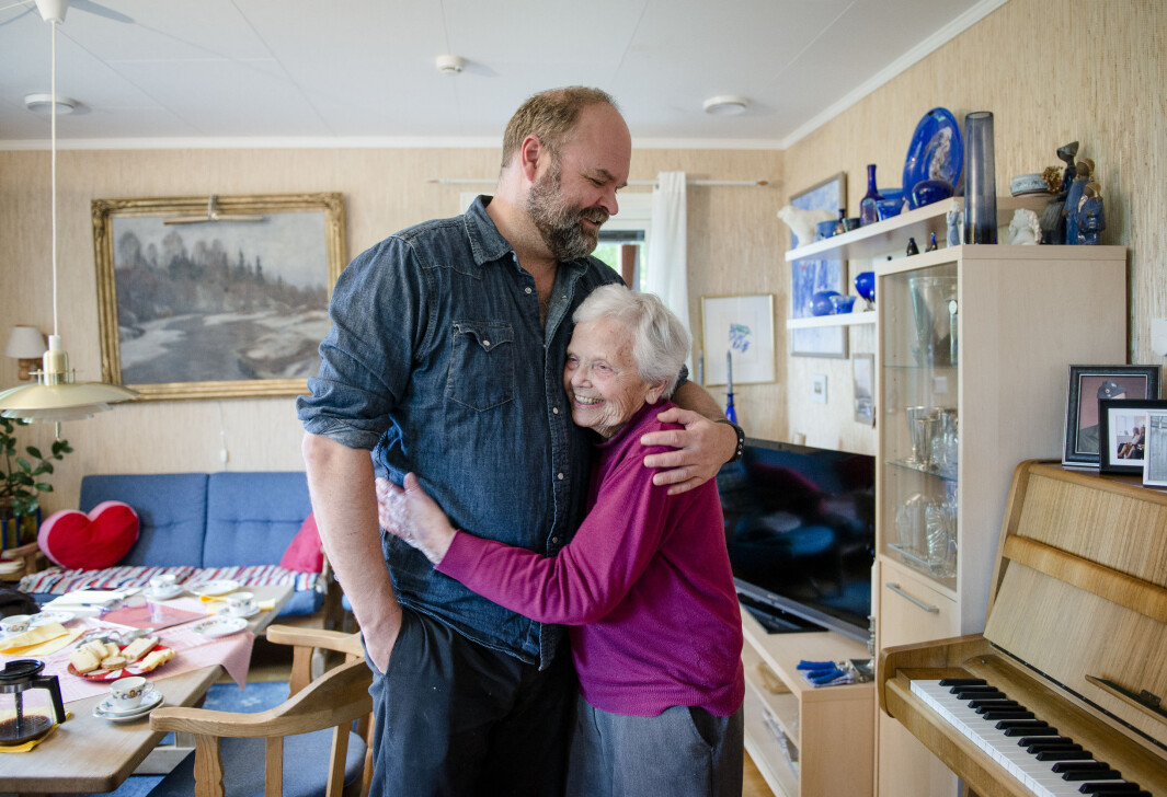 En gledelig gjenforening mellom lærer Kari Korsæth og eleven Atle Antonsen. – Jeg har jo hele tiden tenkt at jeg skulle stikke innom, og så har det plutselig gått 37 år, konstaterer Atle. Foto: Joakim S. Enger En gledelig gjenforening mellom lærer Kari Korsæth og eleven Atle Antonsen. – Jeg har jo hele tiden tenkt at jeg skulle stikke innom, og så har det plutselig gått 37 år, konstaterer Atle. Foto: Joakim S. Enger