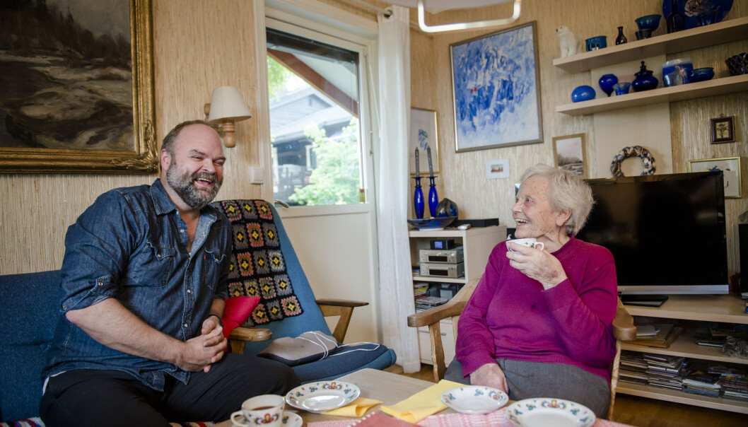 – «Der er eleven min», pleier jeg å si, forteller Kari Korsæth når hun ser Atle Antonsen på TV. Men hun har til gode å se ham på scenen. – Vi skal på turné til Lillehammer i januar neste år. Da får du en invitasjon dit, forsikrer Atle. Foto: Joakim S. Enger – «Der er eleven min», pleier jeg å si, forteller Kari Korsæth når hun ser Atle Antonsen på TV. Men hun har til gode å se ham på scenen. – Vi skal på turné til Lillehammer i januar neste år. Da får du en invitasjon dit, forsikrer Atle. Foto: Joakim S. Enger