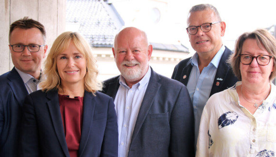 PBL-forhandlingene er i gang. Fra venstre: Espen Rokkan og Anne Lindbo, PBL. Terje Skyvulstad, Utdanningsforbundet, Trond Ellefsen, Delta og Anne Green Nilsen fra Fagforbundet. Foto: Stig Brusegard. PBL-forhandlingene er i gang. Fra venstre: Espen Rokkan og Anne Lindbo, PBL. Terje Skyvulstad, Utdanningsforbundet, Trond Ellefsen, Delta og Anne Green Nilsen fra Fagforbundet. Foto: Stig Brusegard.