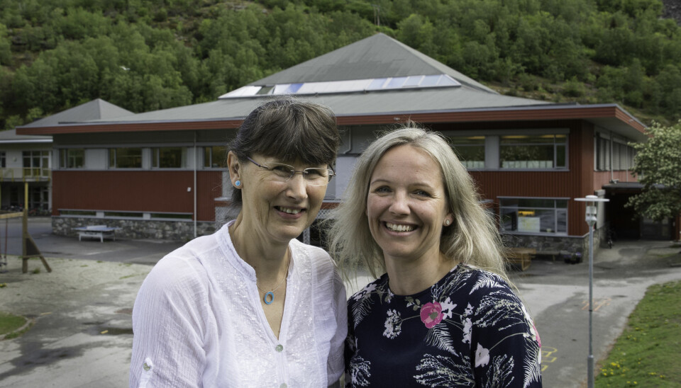 Inspektør Kari Johnsen (til venstre) og rektor Ingrid Steine Bortne ser bare fordeler ved å være en del av «levande skule». Foto: Kari Kløvstad