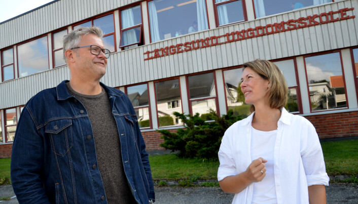 De tidligere kollegaene mimrer over årene ved Langesund ungdomsskole. Nå er Høgne Skøld i gang med å planlegge nyskolen, mens rektor Maja Eriksen planlegger avvikling av skolen. Foto: Kari Oliv Vedvik De tidligere kollegaene mimrer over årene ved Langesund ungdomsskole. Nå er Høgne Skøld i gang med å planlegge nyskolen, mens rektor Maja Eriksen planlegger avvikling av skolen. Foto: Kari Oliv Vedvik