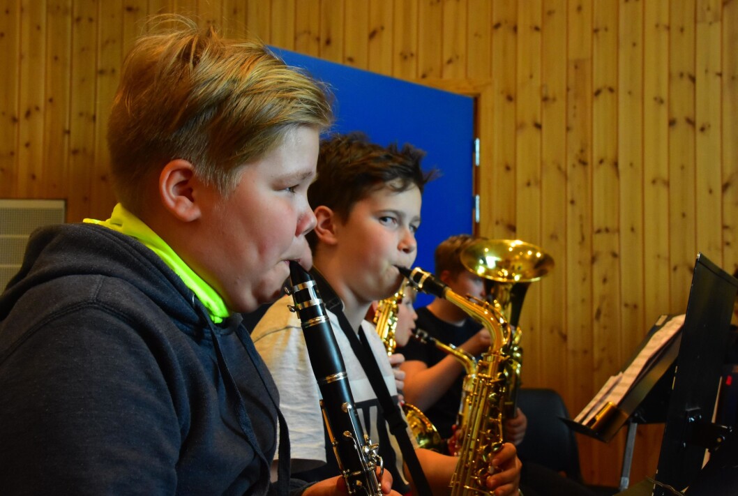Honningsvåg skolekorps øver. Her ser vi Thomm Sverre Mikkelsen på klarinett og Benjamin Seljebu Hansen på saksofon. Korpset ble stiftet i 1960 av Aksel S. Mauno og fyller altså 60 år til neste år. Foto: Kirsten Ropeid Honningsvåg skolekorps øver. Her ser vi Thomm Sverre Mikkelsen på klarinett og Benjamin Seljebu Hansen på saksofon. Korpset ble stiftet i 1960 av Aksel S. Mauno og fyller altså 60 år til neste år. Foto: Kirsten Ropeid