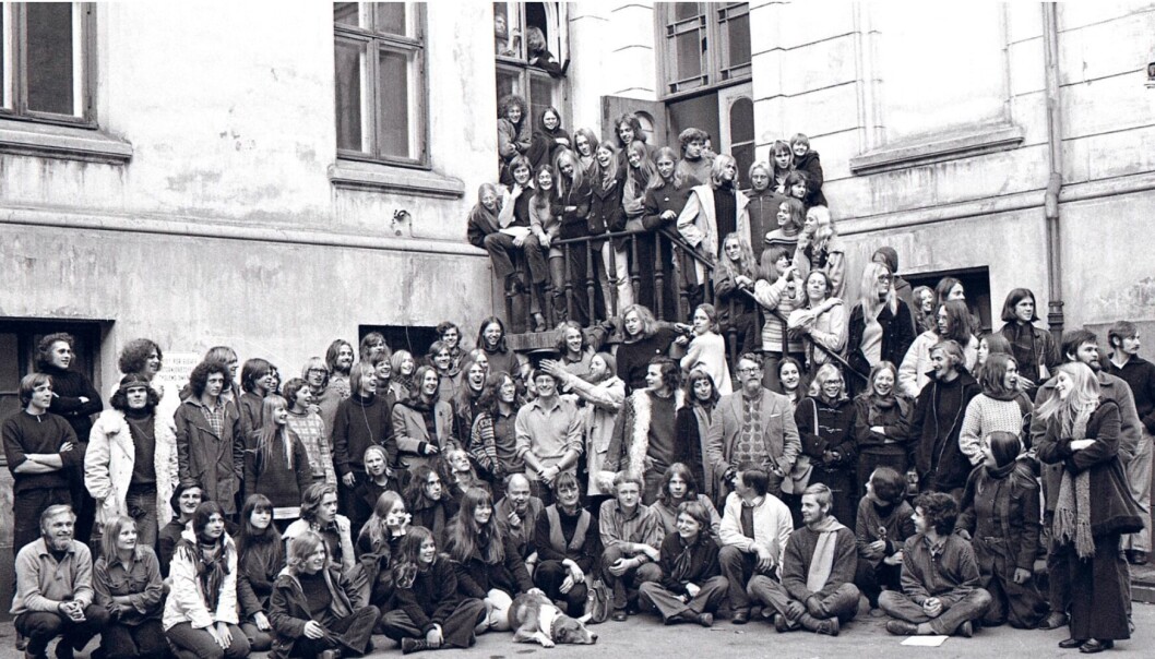 Forsøksgym Oslo ble opprettet i 1967 og holdt det gående frem til 2004 på ulike skoler i Oslo. Her er skolebildet av elevene i 1971/1972, da FGO holdt til på Hammersborg skole. Foto: Lasse Kwetzinsky og Tom Arne Hansen. Forsøksgym Oslo ble opprettet i 1967 og holdt det gående frem til 2004 på ulike skoler i Oslo. Her er skolebildet av elevene i 1971/1972, da FGO holdt til på Hammersborg skole. Foto: Lasse Kwetzinsky og Tom Arne Hansen.