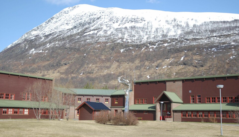 Situasjonen for små vidaregåande skolar i distrikta er blir kaldt ein udetonert bombe, men er ikkje diskutert i valkampen. Her Nordkjosbotn vidaregåande skole i Troms.