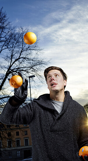Andreas Wahl mestrer å ha mange baller, eller appelsiner, i luften på en gang. Foto: Erik M. Sundt. Andreas Wahl mestrer å ha mange baller, eller appelsiner, i luften på en gang. Foto: Erik M. Sundt.