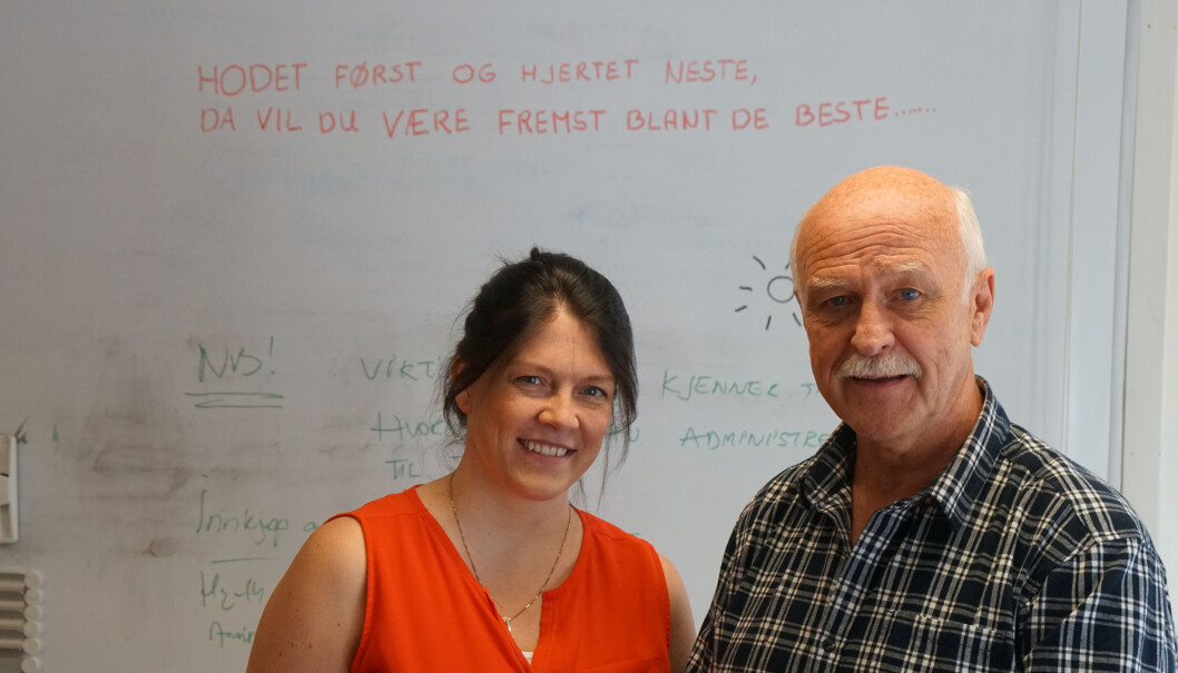 Driftsoperatør Olav Strand på Hobøl asylmottak forteller Kathrine om dagliglivet på mottaket han har drevet siden 2002. Foto: Marianne Ruud Driftsoperatør Olav Strand på Hobøl asylmottak forteller Kathrine om dagliglivet på mottaket han har drevet siden 2002. Foto: Marianne Ruud