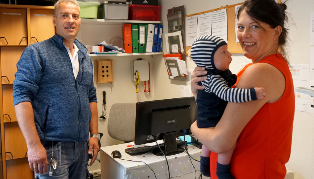 Mottaksleder Isa Mustafa tar med seg Kathrine og sønnen Henrik på omvisning på asylmottaket. Isa har selv en fortid som flyktning. Foto: Marianne Ruud Mottaksleder Isa Mustafa tar med seg Kathrine og sønnen Henrik på omvisning på asylmottaket. Isa har selv en fortid som flyktning. Foto: Marianne Ruud