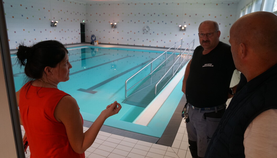 På Knapstad ungdomsskole er de stolte av svømmehallen. Her er billettprisene lave og både barn, eldre og funksjonshemmede bruker det. Foto: Marianne Ruud På Knapstad ungdomsskole er de stolte av svømmehallen. Her er billettprisene lave og både barn, eldre og funksjonshemmede bruker det. Foto: Marianne Ruud