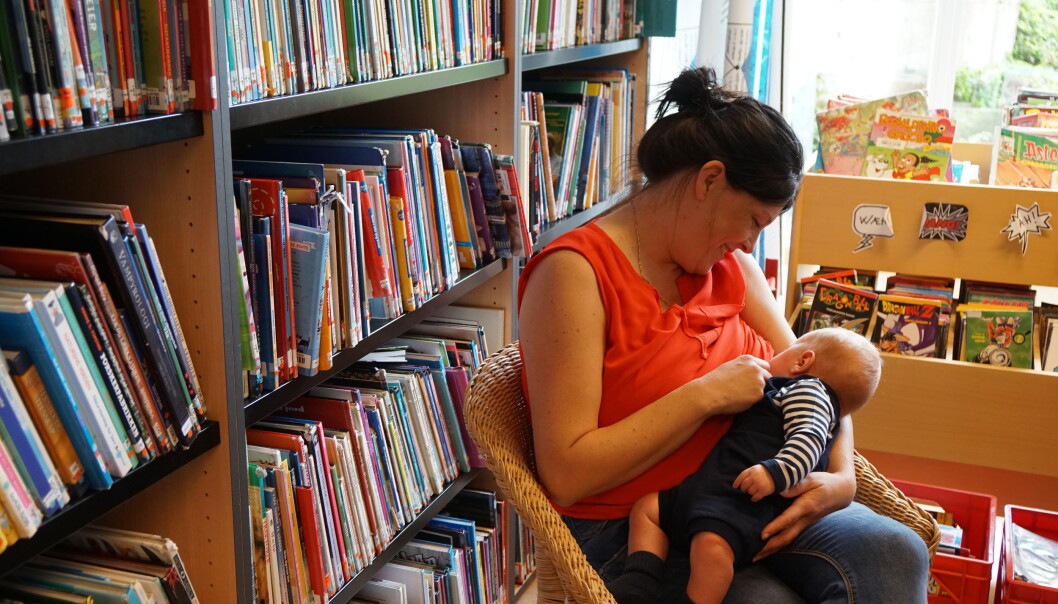 Av og til må ordførerkandidaten ta seg en pause i programmet. Lille Henrik er sulten. Foto: Marianne Ruud Av og til må ordførerkandidaten ta seg en pause i programmet. Lille Henrik er sulten. Foto: Marianne Ruud