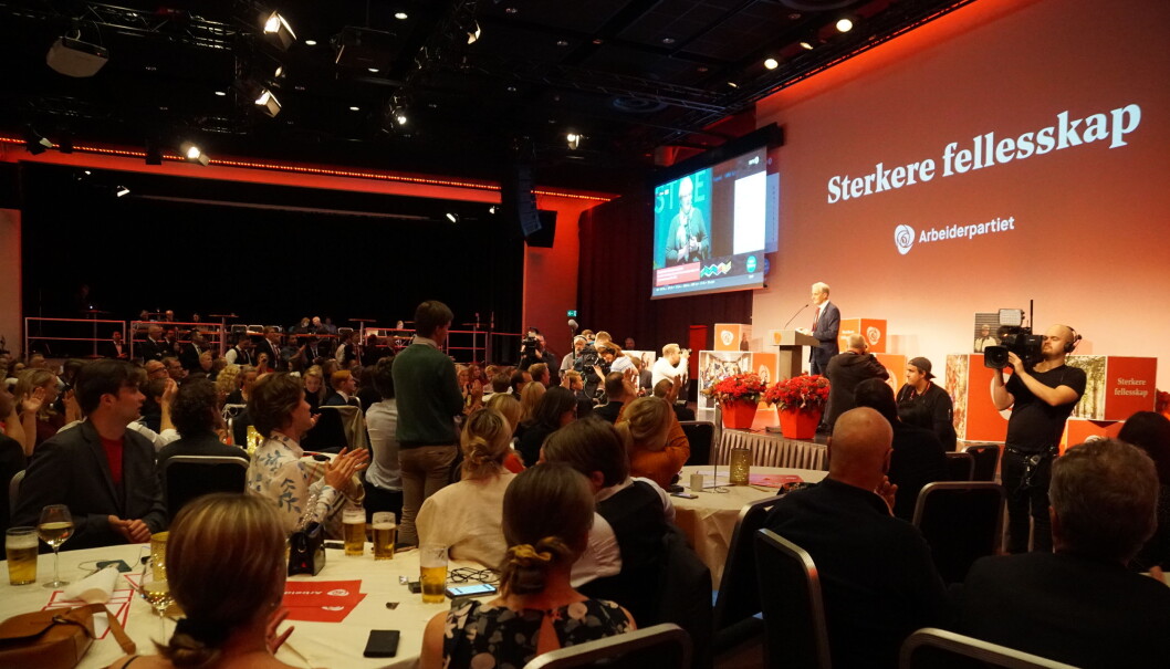 På tross av et svakt valgresultat for Arbeiderpartiet, både på landsbasis og i Oslo, har verken partileder Jonas Gahr Støre eller byrådsleder Raymond Johansen noen planer om å gi seg. - Nå snur vi timeglasset og går igang igjen, sa Støre fra talerstolen. Foto: Marianne Ruud På tross av et svakt valgresultat for Arbeiderpartiet, både på landsbasis og i Oslo, har verken partileder Jonas Gahr Støre eller byrådsleder Raymond Johansen noen planer om å gi seg. - Nå snur vi timeglasset og går igang igjen, sa Støre fra talerstolen. Foto: Marianne Ruud
