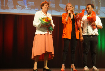 Ordfører Marianne Borgen, skolebyråd Inga Marte Thorkildsen og lærervikar på Kuben videregående skole Omar Samy Gamal fikk blomster som de kastet til tre heldige deltakere på SVs valgvake. Foto: Marianne Ruud Ordfører Marianne Borgen, skolebyråd Inga Marte Thorkildsen og lærervikar på Kuben videregående skole Omar Samy Gamal fikk blomster som de kastet til tre heldige deltakere på SVs valgvake. Foto: Marianne Ruud