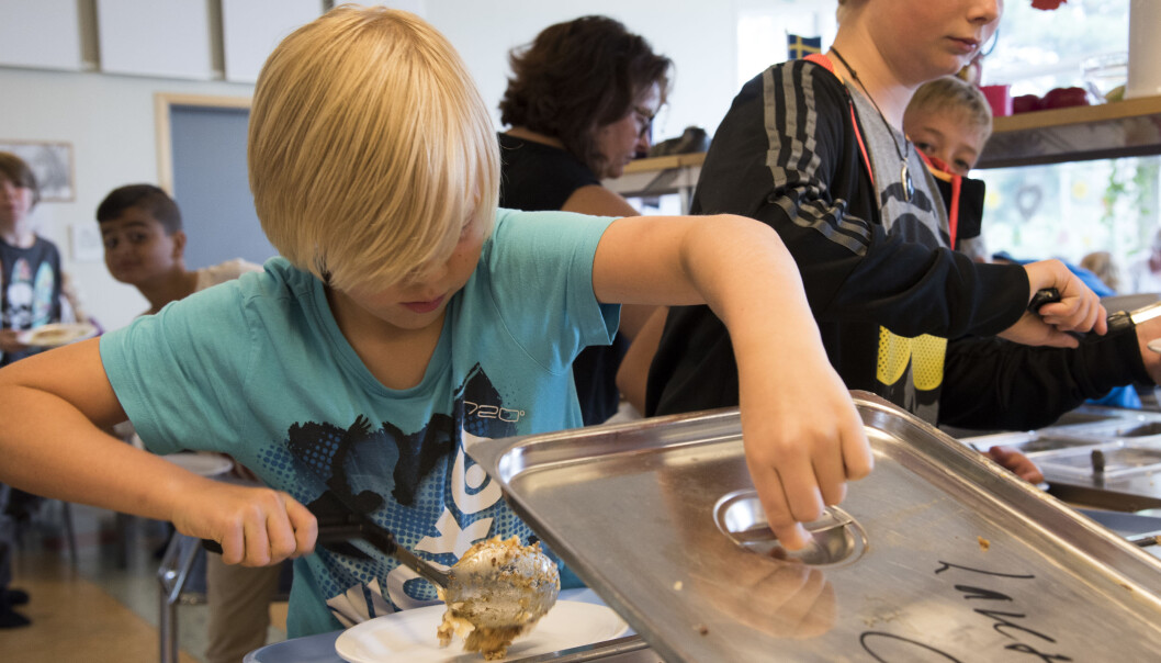 I Sverige får elevene servert mat på skolen. Her forsyner Emil Taflin seg med varm lunsj i skolekantina. foto: Erik. M. Sundt I Sverige får elevene servert mat på skolen. Her forsyner Emil Taflin seg med varm lunsj i skolekantina. foto: Erik. M. Sundt