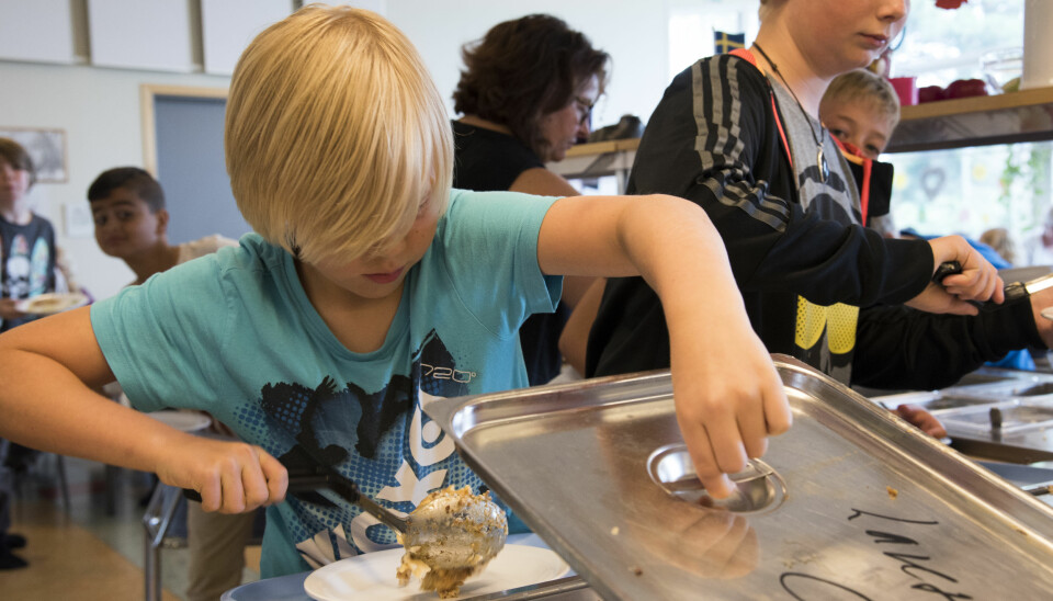 I Sverige får elevene servert mat på skolen. Her forsyner Emil Taflin seg med varm lunsj i skolekantina. foto: Erik. M. Sundt