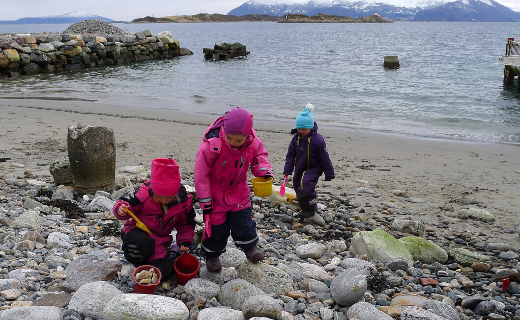 I GIske kommune, der desse ungane leikar i fjæra, har kvar fjerde veljar vald Kristeleg folkeparti. Foto: John Roald Pettersen I GIske kommune, der desse ungane leikar i fjæra, har kvar fjerde veljar vald Kristeleg folkeparti. Foto: John Roald Pettersen