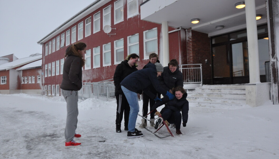 Leiaren i Finnmark Senterparti Geir Adelstein Iversen meiner det finns verkemiddel for å sikre lærarar til små skolar i distrikta. BIldet viser elevar ved Båtsfjord skole. (Foto: Kirsten Ropeid) Leiaren i Finnmark Senterparti Geir Adelstein Iversen meiner det finns verkemiddel for å sikre lærarar til små skolar i distrikta. BIldet viser elevar ved Båtsfjord skole. (Foto: Kirsten Ropeid)