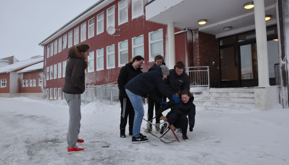 Leiaren i Finnmark Senterparti Geir Adelstein Iversen meiner det finns verkemiddel for å sikre lærarar til små skolar i distrikta. BIldet viser elevar ved Båtsfjord skole. (Foto: Kirsten Ropeid)
