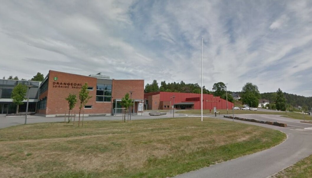 Fylkesmannen har funnet seks lovbrudd ved Drangedal 10.årige skole. Foto: Google Fylkesmannen har funnet seks lovbrudd ved Drangedal 10.årige skole. Foto: Google