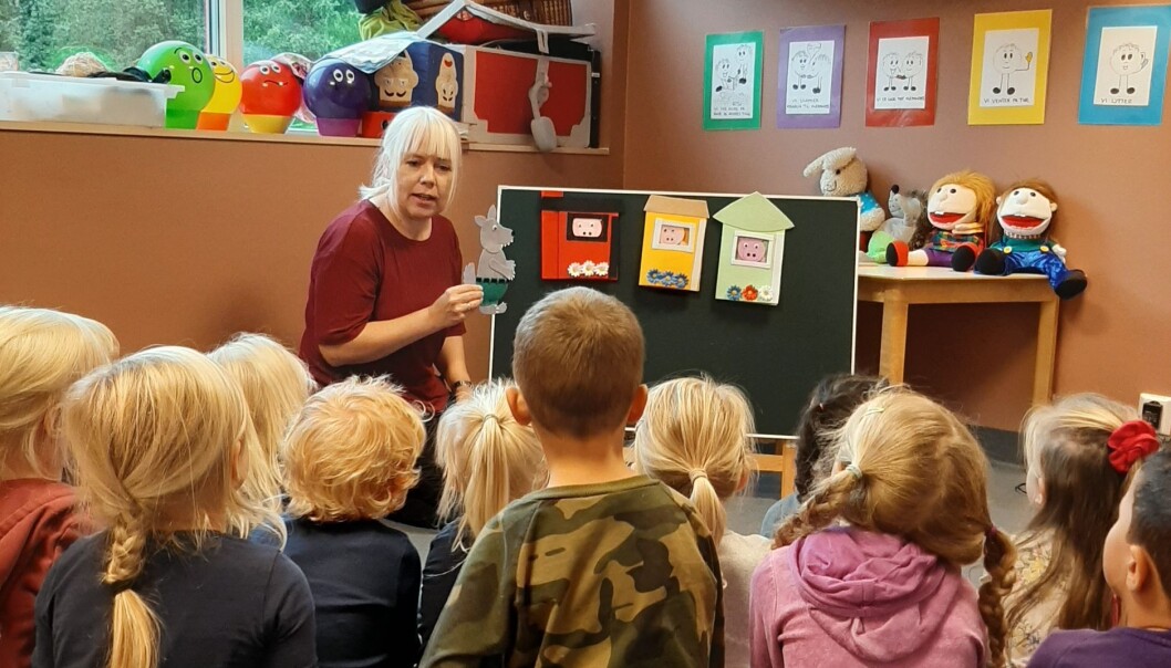 Monica Sande bruker filtfigurene i samlingsstundene i barna. Her fortelles historien om "de tre små grisene". Foto: Privat Monica Sande bruker filtfigurene i samlingsstundene i barna. Her fortelles historien om "de tre små grisene". Foto: Privat