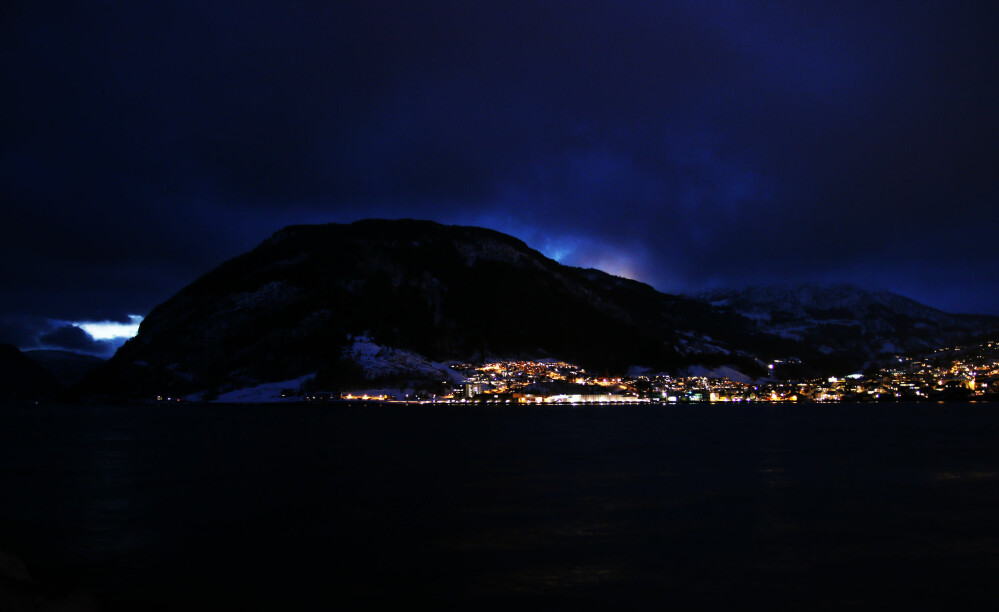 Sogndal by night. Foto: Jørgen Jelstad.