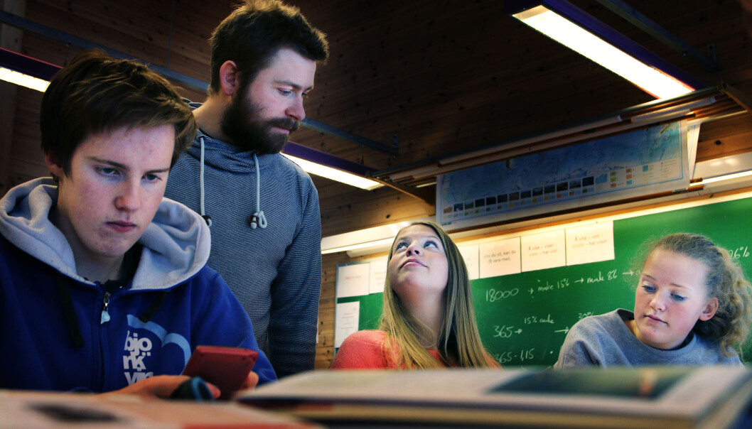 Lærar ved Kaupanger skule, Bjarte Breilid, med elevane Joakim Nygård Hagesæter, Pernille Haukås og Maria Lund. Foto: Jørgen Jelstad. Lærar ved Kaupanger skule, Bjarte Breilid, med elevane Joakim Nygård Hagesæter, Pernille Haukås og Maria Lund. Foto: Jørgen Jelstad.