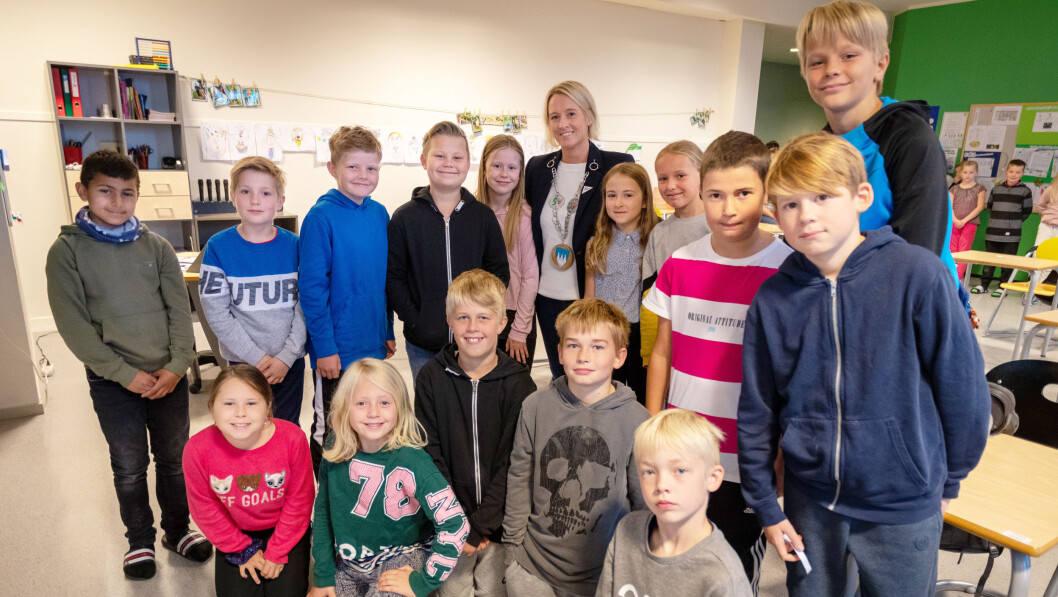 Møre og Romsdals nye ordfører Yvonne Wold lover å kjempe for ressurser til skole og barnehage. Her på besøk hos elevene i 5. klasse på Åfarnes skole i Rauma. Foto: Per-Kristian Bratteng, Åndalsnes avis Møre og Romsdals nye ordfører Yvonne Wold lover å kjempe for ressurser til skole og barnehage. Her på besøk hos elevene i 5. klasse på Åfarnes skole i Rauma. Foto: Per-Kristian Bratteng, Åndalsnes avis