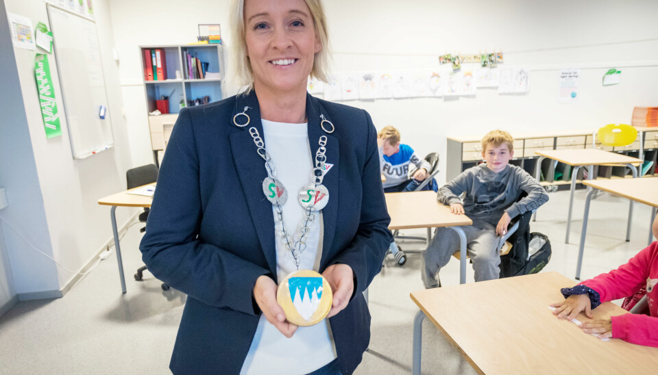 Elevene i 5. klasse på Åfarnes skole i Rauma hadde laget ordførerkjede til sin ferske ordfører da de fikk henne på besøk. Foto: Per-Kristian Bratteng, Åndalsnes avis.