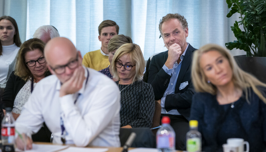 Rektor ved Lillestrøm videregående skole Øivind Sørlie (bak) og tre elever fra skolen var til stede under behandlingen av Folkeopplysningens valgmanipulering i Kringkastingsrådet. I forgrunnen kringkastingssjef Thor Gjermund Eriksen og Kringkastingsrådets leder Julie Brodtkorb. Foto: Heiko Junge / NTB scanpix Rektor ved Lillestrøm videregående skole Øivind Sørlie (bak) og tre elever fra skolen var til stede under behandlingen av Folkeopplysningens valgmanipulering i Kringkastingsrådet. I forgrunnen kringkastingssjef Thor Gjermund Eriksen og Kringkastingsrådets leder Julie Brodtkorb. Foto: Heiko Junge / NTB scanpix