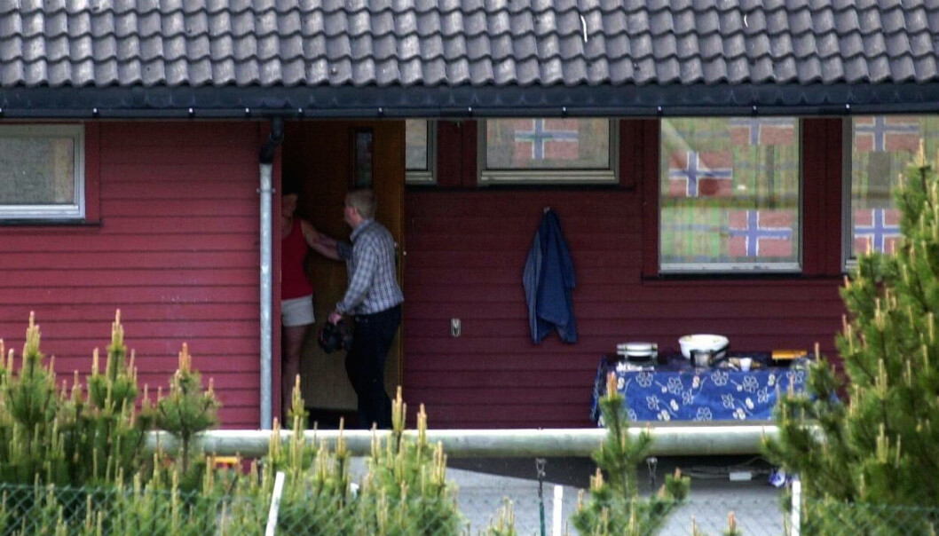 Helga Hope slipper inn advokat Tor Erling Staff i barnehagen. – Jeg husker at gisseltakeren ba meg sjekke om Staff hadde våpen, og å kroppsvisitere ham. Jeg gjorde ikke det siste, minnes Helga. FOTO: Heiko Junge, NTB scanpix Helga Hope slipper inn advokat Tor Erling Staff i barnehagen. – Jeg husker at gisseltakeren ba meg sjekke om Staff hadde våpen, og å kroppsvisitere ham. Jeg gjorde ikke det siste, minnes Helga. FOTO: Heiko Junge, NTB scanpix