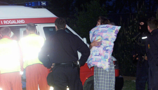 De siste barna blir frigitt og hentet av
foreldrene i barnehagen og kjørt i ambulanse
til kommunens krisesenter. FOTO: NTB scanpix De siste barna blir frigitt og hentet av
foreldrene i barnehagen og kjørt i ambulanse
til kommunens krisesenter. FOTO: NTB scanpix