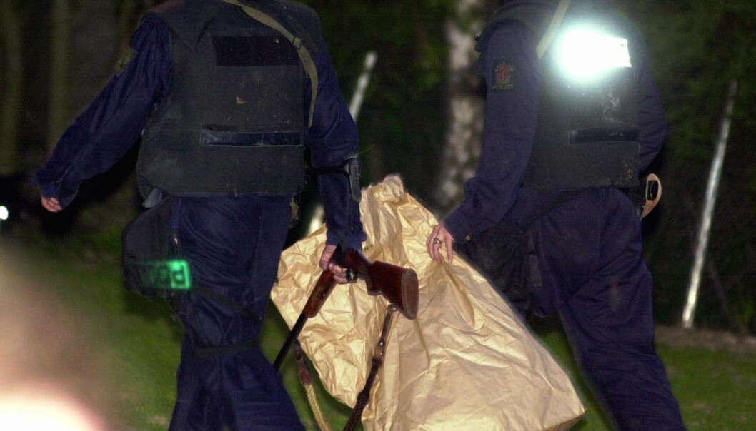 Gisseldramaet i Hjelmeland er over.
Bevæpnet politi bærer bort våpenet som
mannen hadde med seg. FOTO: NTB scanpix Gisseldramaet i Hjelmeland er over.
Bevæpnet politi bærer bort våpenet som
mannen hadde med seg. FOTO: NTB scanpix