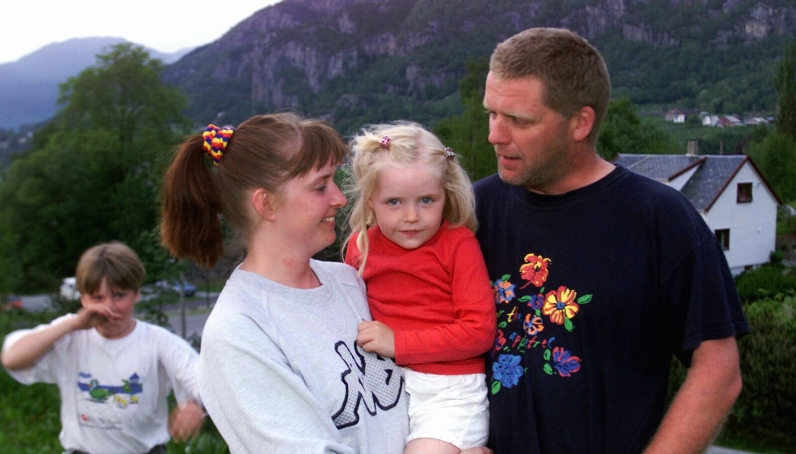 Sandra (4) sitter trygt på armen til mamma Marianne Nising og pappa Sigve Vatland etter å ha vært gissel i barnehagen i fem timer. Storebror Kristoffer løper i bakgrunnen. FOTO: Cornelius Poppe, NTB scanpix Sandra (4) sitter trygt på armen til mamma Marianne Nising og pappa Sigve Vatland etter å ha vært gissel i barnehagen i fem timer. Storebror Kristoffer løper i bakgrunnen. FOTO: Cornelius Poppe, NTB scanpix