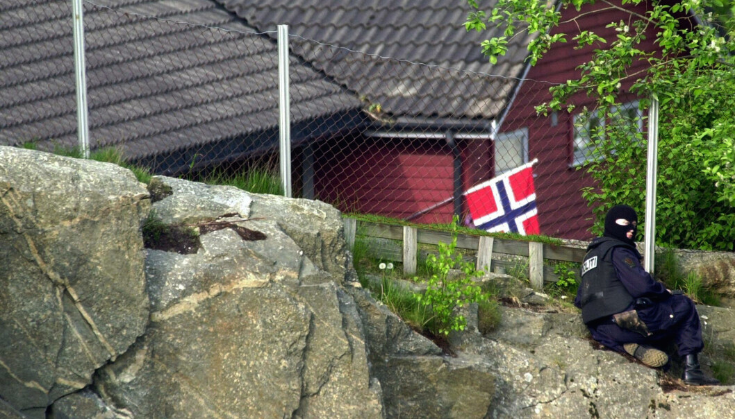 Skarpskyttere ble plassert utenfor Hjelmeland barnehage, men gjemt slik at gislene og gisseltakeren ikke kunne se dem. FOTO: NTB scanpix Skarpskyttere ble plassert utenfor Hjelmeland barnehage, men gjemt slik at gislene og gisseltakeren ikke kunne se dem. FOTO: NTB scanpix