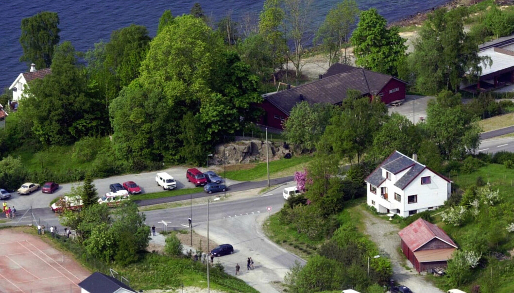 25 barn og 10 voksne ble tatt som gissel i Hjelmeland barnehagen, den røde store bygningen for 20 år siden neste år. Foto: NTB scanpix 25 barn og 10 voksne ble tatt som gissel i Hjelmeland barnehagen, den røde store bygningen for 20 år siden neste år. Foto: NTB scanpix