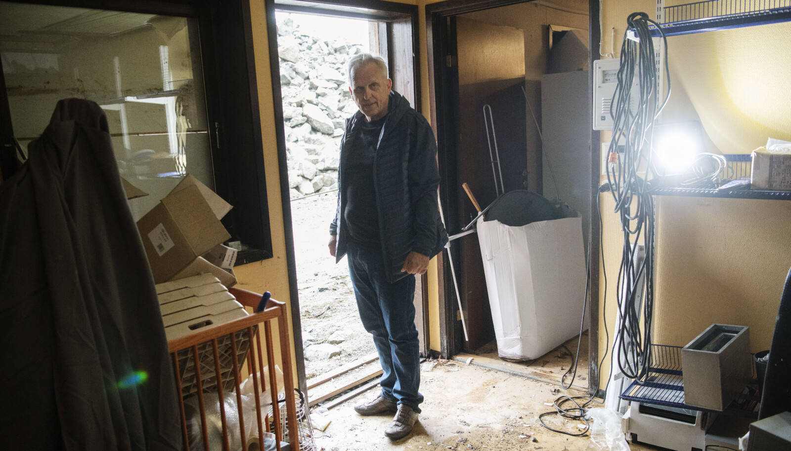 Bare grunnmuren står igjen etter den gamle barnehagen, samt en barneseng som de minste barna trolig lå i mens gisseldramaet pågikk. – Jeg var sint og redd, forteller Jarle Sylta om da han fikk beskjed om at hans to barn var tatt som gisler i Hjelmeland barnehage. Bare grunnmuren står igjen etter den gamle barnehagen, samt en barneseng som de minste barna trolig lå i mens gisseldramaet pågikk. – Jeg var sint og redd, forteller Jarle Sylta om da han fikk beskjed om at hans to barn var tatt som gisler i Hjelmeland barnehage.