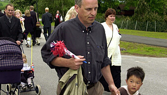 Jarle Sylta (45) og sønnen Martin (5) går i 17. mai-toget bare to dager etter gisseldramaet i Hjelmeland. FOTO: NTB scanpix Jarle Sylta (45) og sønnen Martin (5) går i 17. mai-toget bare to dager etter gisseldramaet i Hjelmeland. FOTO: NTB scanpix