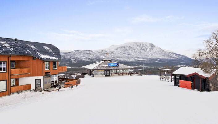 I 2014 kjøpte Hammerås en ferieleilighet til nærmere tre millioner kroner midt i skisenteret i Oppdal gjennom samme eiendomsselskap som eier barnehagelokalene. Leiligheten ligger i bygget til venstre på bildet. Foto: Martin Innerdal Dalen/InvisoAS. I 2014 kjøpte Hammerås en ferieleilighet til nærmere tre millioner kroner midt i skisenteret i Oppdal gjennom samme eiendomsselskap som eier barnehagelokalene. Leiligheten ligger i bygget til venstre på bildet. Foto: Martin Innerdal Dalen/InvisoAS.