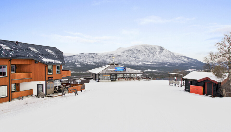 I 2014 kjøpte Hammerås en ferieleilighet til nærmere tre millioner kroner midt i skisenteret i Oppdal gjennom samme eiendomsselskap som eier barnehagelokalene. Leiligheten ligger i bygget til venstre på bildet. Foto: Martin Innerdal Dalen/InvisoAS.